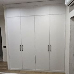 Белый шкаф до потолка