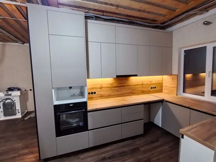Кухня на заказ, Казань — фото работы 21: Серая кухня с подсветкой