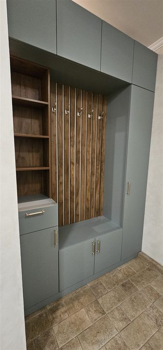 Прихожая на заказ, Казань — фото работы 1: Прихожая с рейками