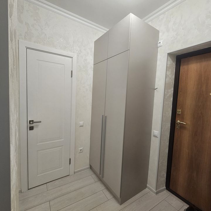 Прихожая на заказ, Казань — фото работы 13: Высокий шкаф в прихожую